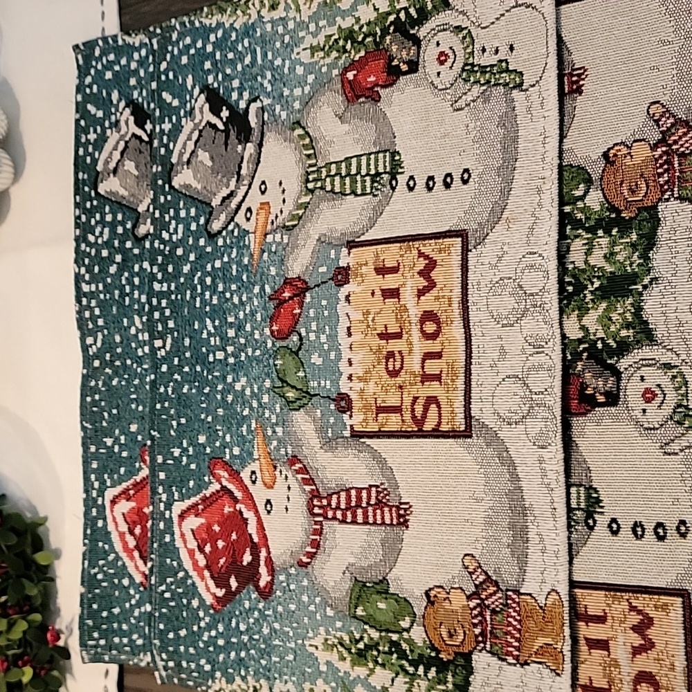 Winter Scene Holiday Table Runner and 4 Placemats EUC 72in long - Picture 3 of 4